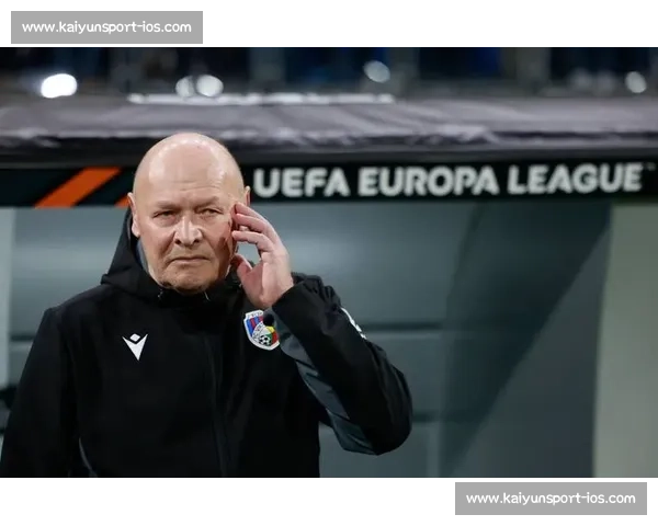 奥纳纳布基纳法索获总统接见 赠欧联杯签名球衣表敬意 奥纳纳布基纳法索获总统接见 赠欧联杯签名球衣表敬意