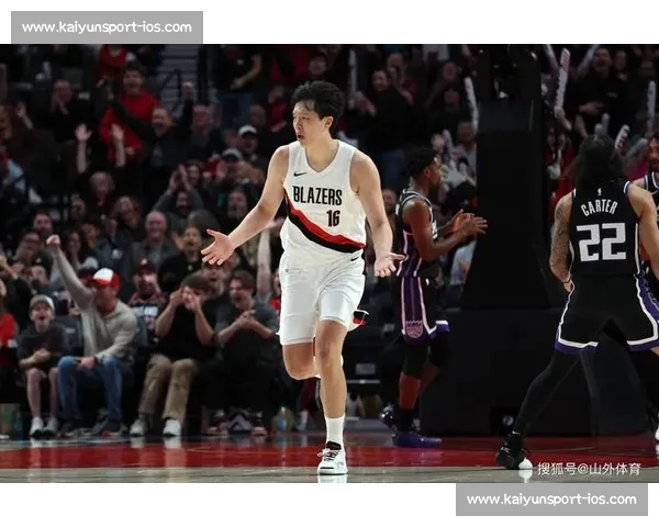 杨瀚森开拓者首日：拥抱阿夫迪亚，笑谈汉堡，16 号球衣开启新章